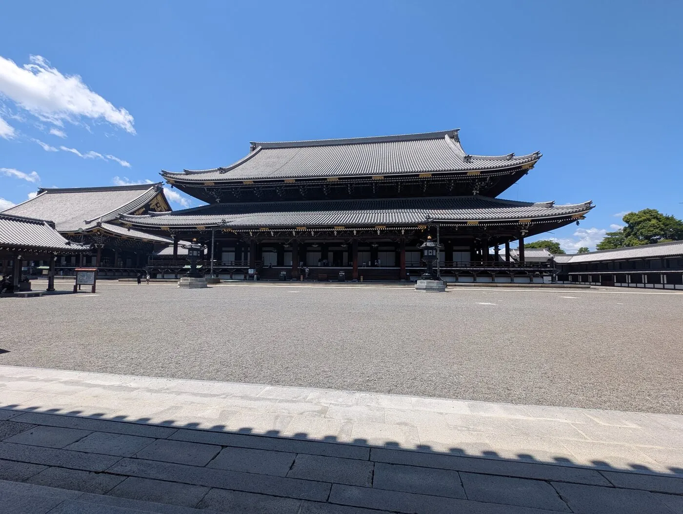 Higashi Hongan-ji temple courtyard